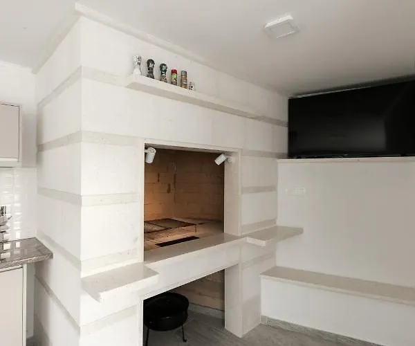 Διαμέρισμα Dora *