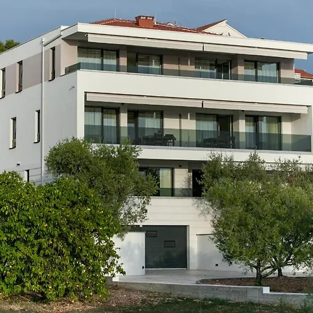 Apartment Dora *