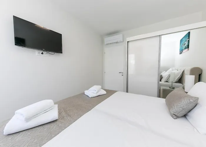 Apartment Dora *